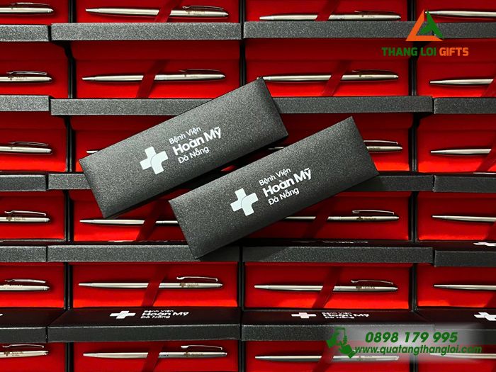 Bút Ký Kim Loại Xoay - Khắc Logo Bệnh Viện Hoàn Mỹ Đà Nẵng
