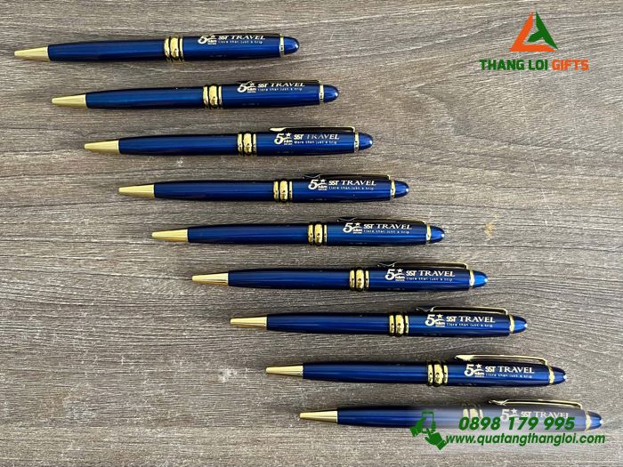 Bút Ký Kim Loại Xoay Màu Xanh Khoen Vàng - Khắc Logo 5 Năm Doanh Nghiệp SST TRAVEL