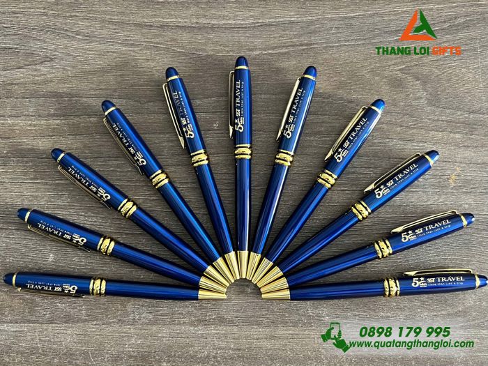 Bút Ký Kim Loại Xoay Màu Xanh Khoen Vàng - Khắc Logo 5 Năm Doanh Nghiệp SST TRAVEL