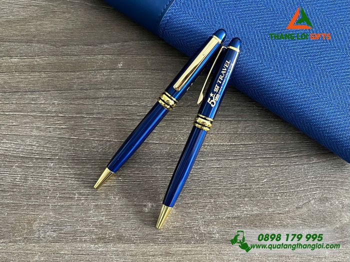 Bút Ký Kim Loại Xoay Màu Xanh Khoen Vàng - Khắc Logo 5 Năm Doanh Nghiệp SST TRAVEL