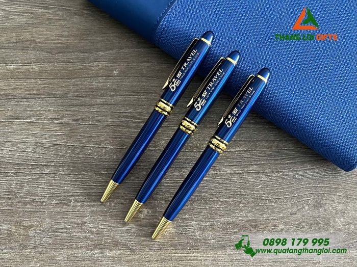 Bút Ký Kim Loại Xoay Màu Xanh Khoen Vàng - Khắc Logo 5 Năm Doanh Nghiệp SST TRAVEL