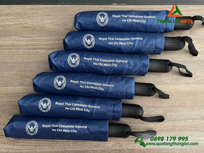 Ô Dù Cầm Tay Gập 3 Màu Xanh Đậm - In Logo Tổng Lãnh Sự Quán Thái Lan Tại TP.HCM