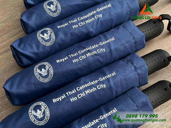 Ô Dù Cầm Tay Gập 3 Màu Xanh Đậm - In Logo Tổng Lãnh Sự Quán Thái Lan Tại TP.HCM
