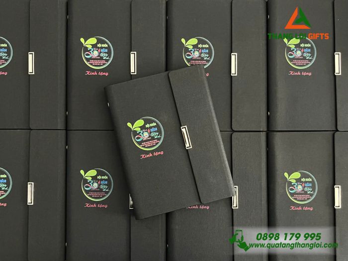 Sổ Da Bìa Còng Gập 3 Màu Đen - In Logo Kỷ Niệm 30 Năm Trường THCS Trần Quý Cáp