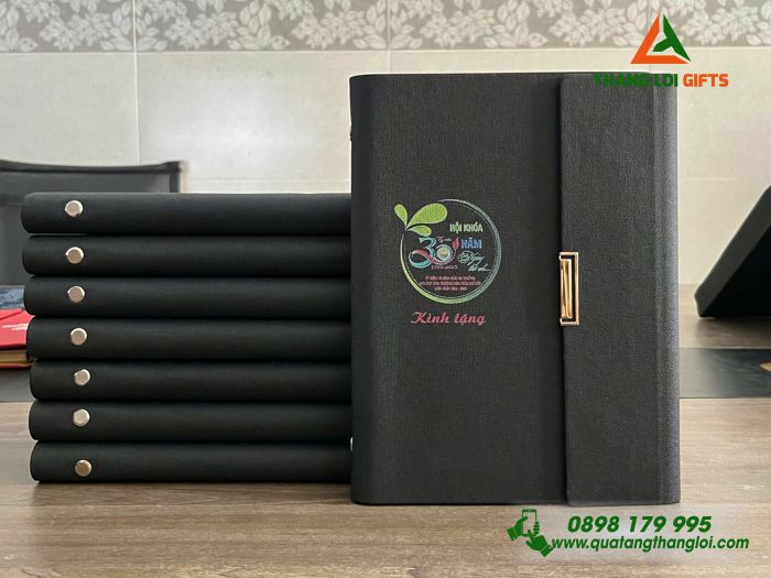 Sổ Da Bìa Còng Gập 3 Màu Đen - In Logo Kỷ Niệm 30 Năm Trường THCS Trần Quý Cáp