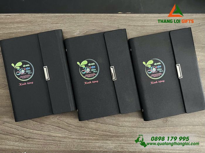 Sổ Da Bìa Còng Gập 3 Màu Đen - In Logo Kỷ Niệm 30 Năm Trường THCS Trần Quý Cáp