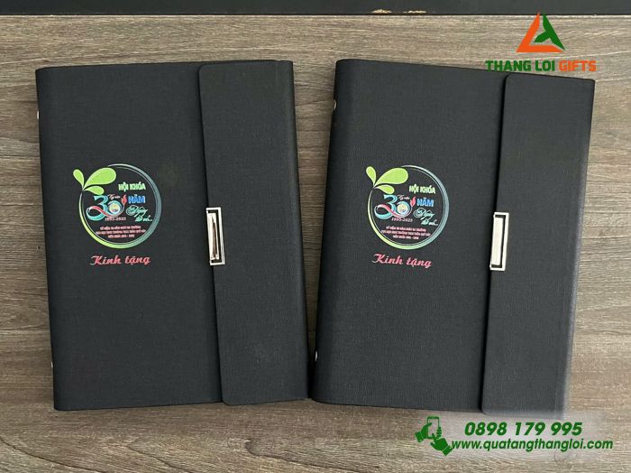 Sổ Da Bìa Còng Gập 3 Màu Đen - In Logo Kỷ Niệm 30 Năm Trường THCS Trần Quý Cáp
