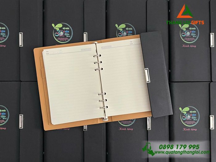 Sổ Da Bìa Còng Gập 3 Màu Đen - In Logo Kỷ Niệm 30 Năm Trường THCS Trần Quý Cáp