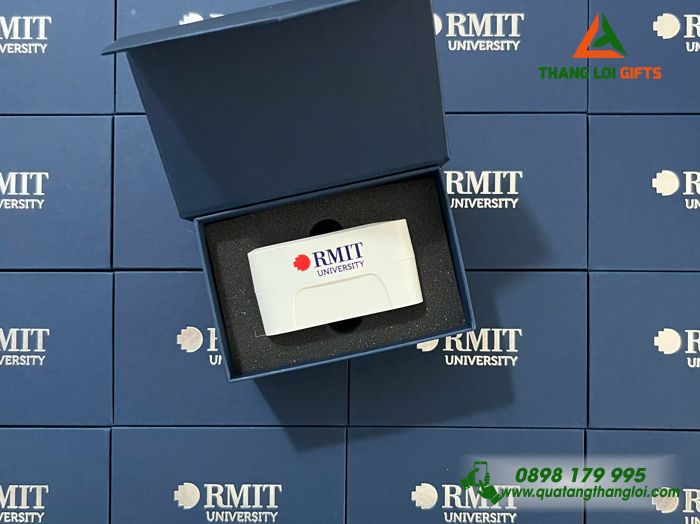 Adapter Du Lịch Nhiều Đầu - In Logo Trường Đại Học RMIT Làm Quà Tặng
