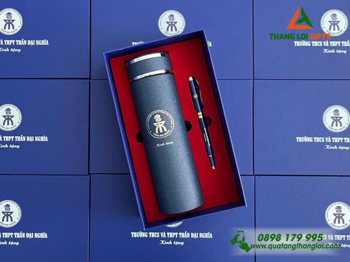 Bộ Quà Tặng (Bình+ Bút) Màu Xanh - In Khắc Logo Trường THCS Và THPT Trần Đại Nghĩa