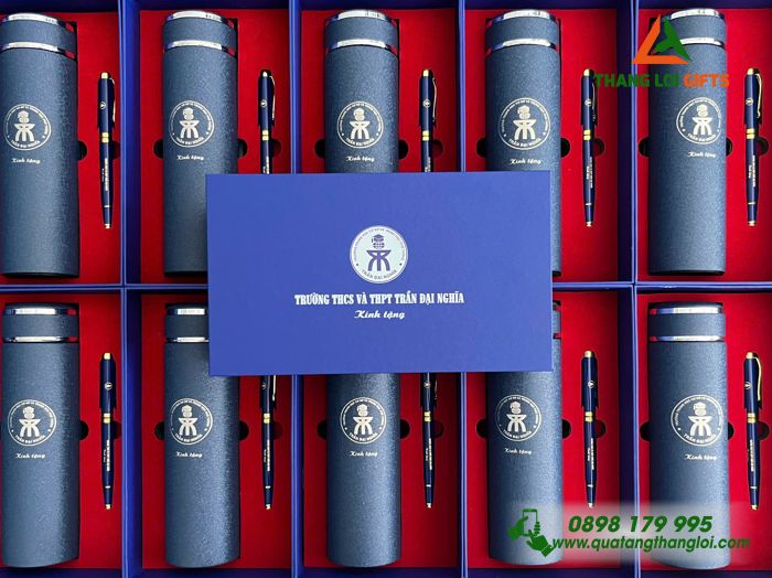 Bộ Quà Tặng (Bình+ Bút) Màu Xanh - In Khắc Logo Trường THCS Và THPT Trần Đại Nghĩa