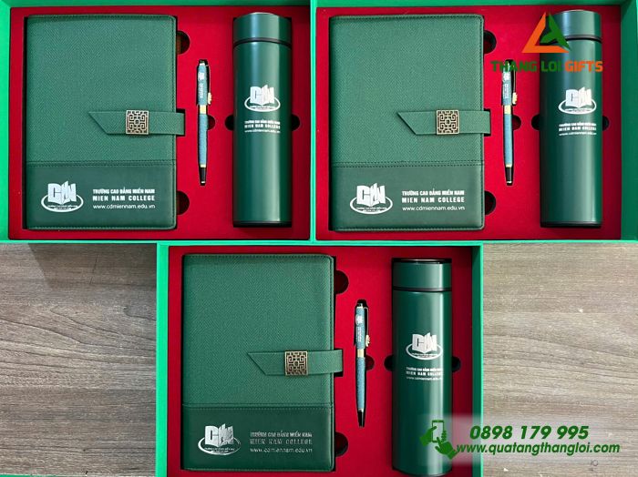 Set Quà Tặng (Sổ+ Bình+ Bút) Màu Xanh Lá - In Khắc Logo Trường Cao Đẳng Miền Nam