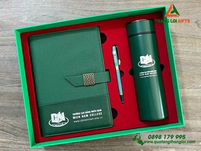 Set Quà Tặng (Sổ+ Bình+ Bút) Màu Xanh Lá - In Khắc Logo Trường Cao Đẳng Miền Nam