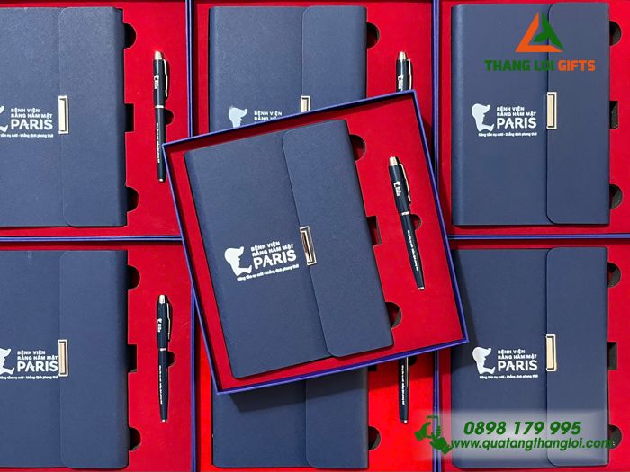 Combo Quà Tặng (Sổ+ Bút) Màu Xanh - In Khắc Logo Bệnh Viện Răng Hàm Mặt PARIS