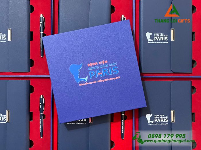 Combo Quà Tặng (Sổ+ Bút) Màu Xanh - In Khắc Logo Bệnh Viện Răng Hàm Mặt PARIS