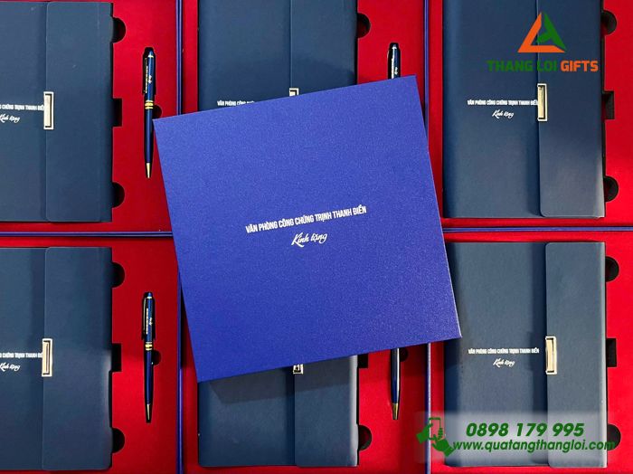Bộ Quà Tặng (Sổ & Bút) Màu Xanh - In Khắc Tên Văn Phòng Công Chứng Trịnh Thanh Điền