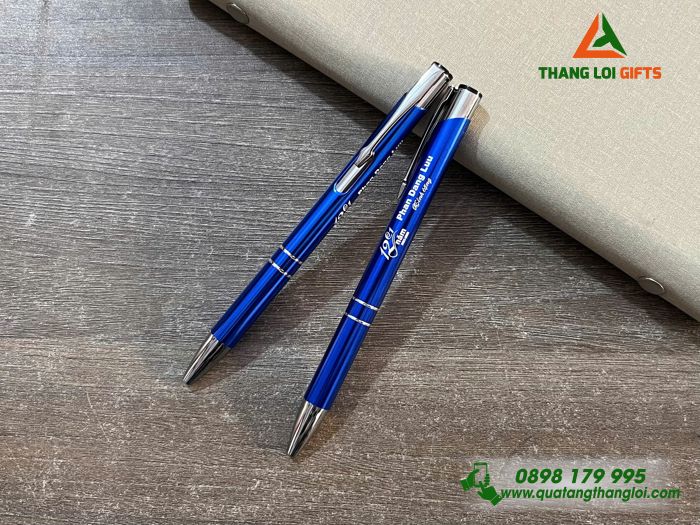 Bút Bi Kim Loại Bấm Màu Xanh - Khắc Logo Lớp 12C1 Trường THPT Phan Đăng Lưu