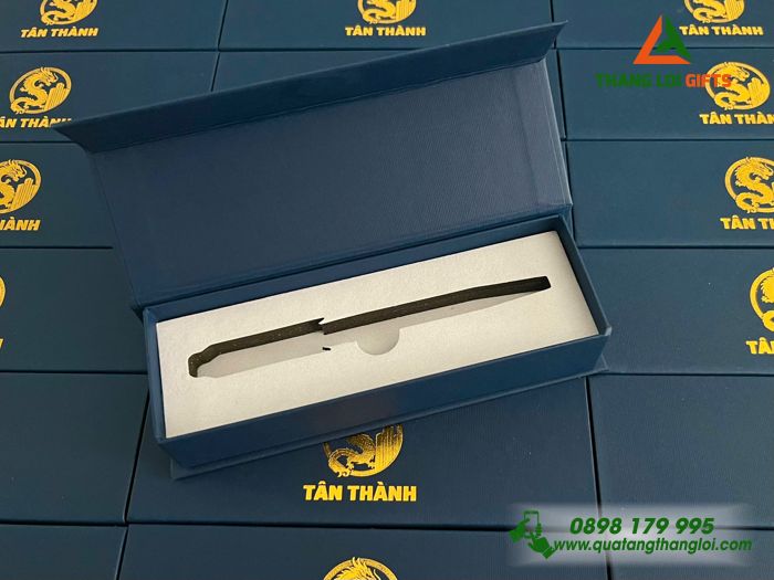Hộp Giấy Đựng Bút Màu Xanh - Ép Kim Vàng Logo Doanh Nghiệp Tân Thành