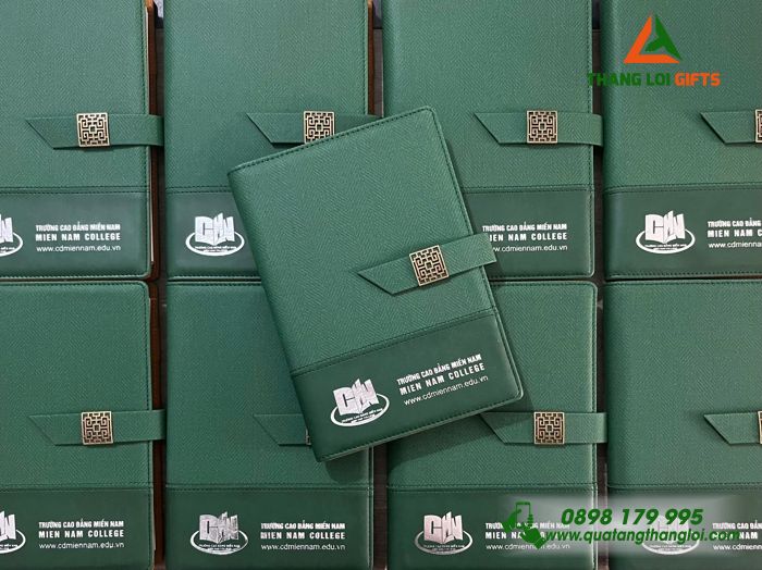 Sổ Da Bìa Còng Màu Xanh Lá - Ép Kim Bạc Logo Trường Cao Đẳng Miền Nam