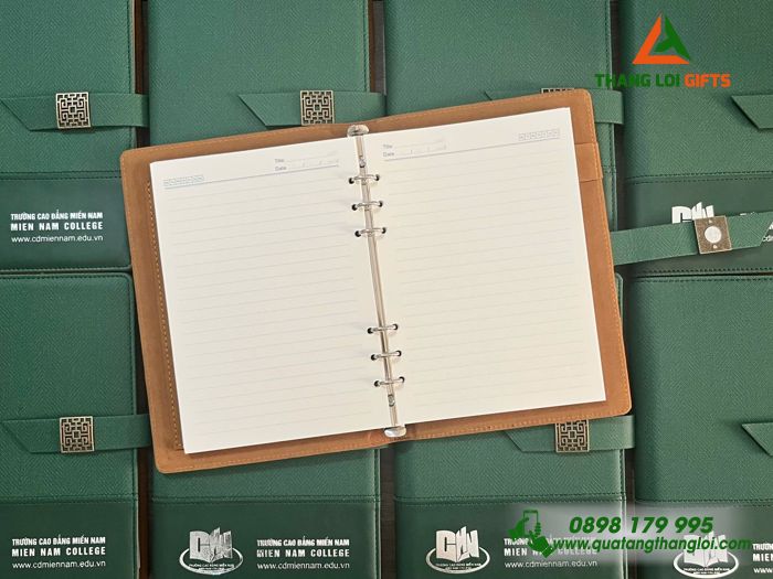 Sổ Da Bìa Còng Màu Xanh Lá - Ép Kim Bạc Logo Trường Cao Đẳng Miền Nam