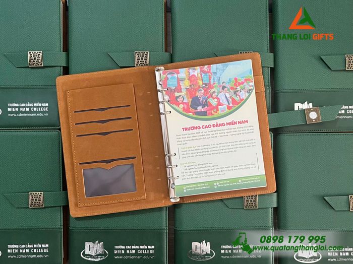 Sổ Da Bìa Còng Màu Xanh Lá - Ép Kim Bạc Logo Trường Cao Đẳng Miền Nam