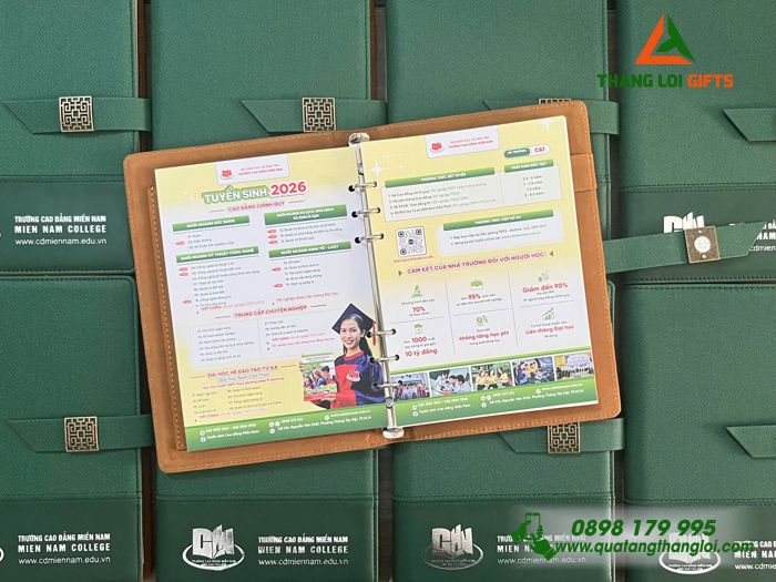 Sổ Da Bìa Còng Màu Xanh Lá - Ép Kim Bạc Logo Trường Cao Đẳng Miền Nam