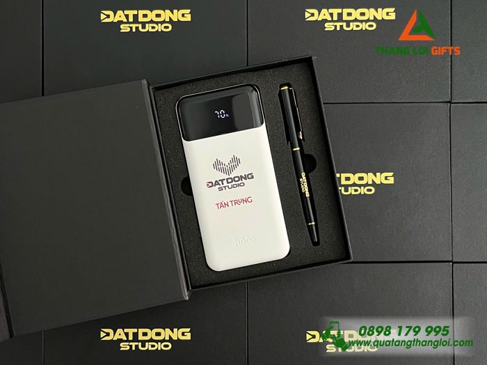 Set Quà Tặng (Pin Sạc & Bút Ký) - In Khắc Logo Đất Đồng STUDIO