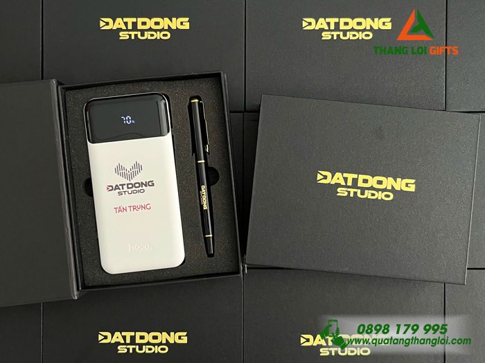 Set Quà Tặng (Pin Sạc & Bút Ký) - In Khắc Logo Đất Đồng STUDIO