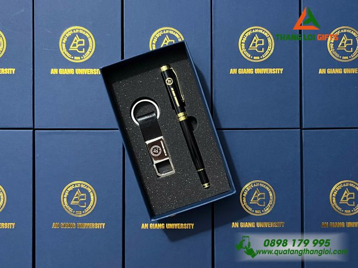 Combo Quà Tặng (Bút Ký & Móc Khóa) - In Khắc Logo Trường Đại Học An Giang