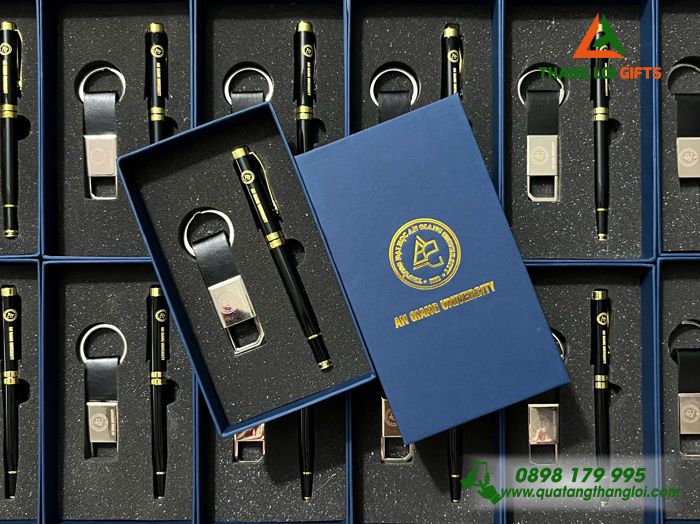 Combo Quà Tặng (Bút Ký & Móc Khóa) - In Khắc Logo Trường Đại Học An Giang