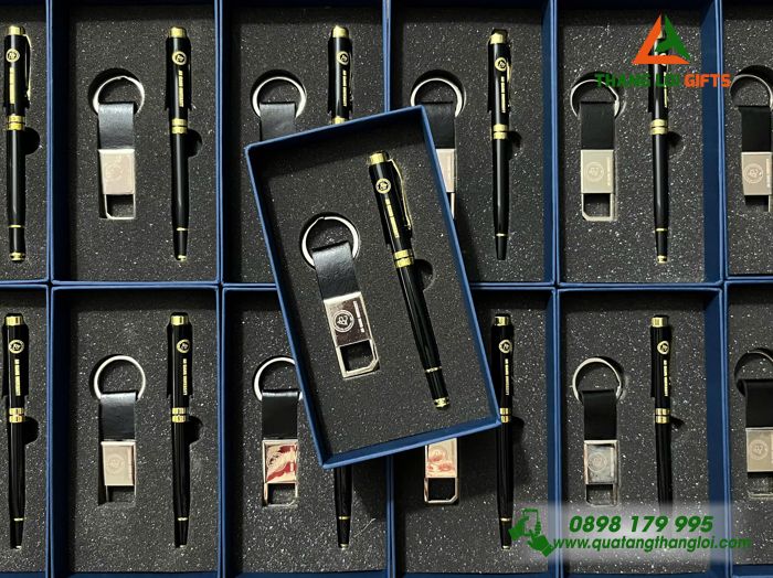 Combo Quà Tặng (Bút Ký & Móc Khóa) - In Khắc Logo Trường Đại Học An Giang