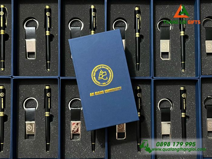 Combo Quà Tặng (Bút Ký & Móc Khóa) - In Khắc Logo Trường Đại Học An Giang