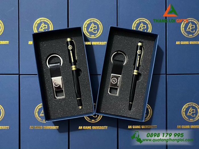 Combo Quà Tặng (Bút Ký & Móc Khóa) - In Khắc Logo Trường Đại Học An Giang