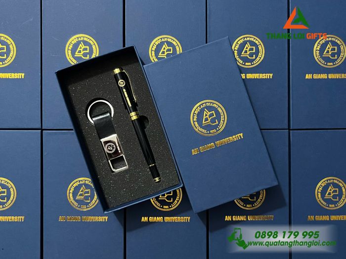 Combo Quà Tặng (Bút Ký & Móc Khóa) - In Khắc Logo Trường Đại Học An Giang