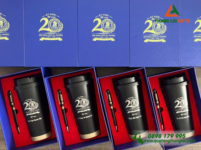 Combo Quà Tặng (Ly & Bút) Màu Đen - In Khắc Logo 20 Năm Trường THPT Trần Hưng Đạo