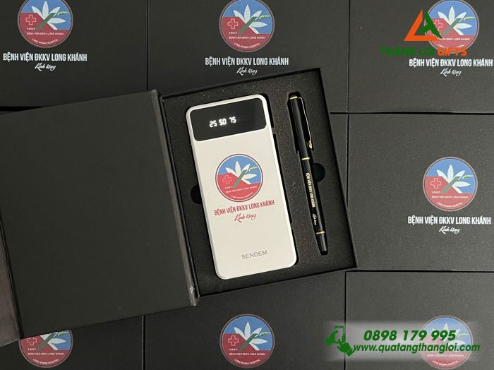 Bộ Quà Tặng (Pin Sạc & Bút Ký) - In Khắc Logo Bệnh Viện ĐKKV Long Khánh