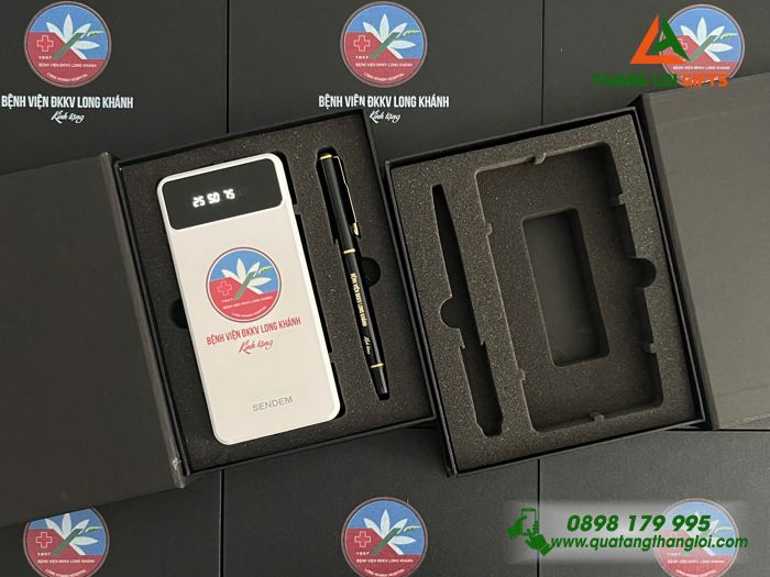 Bộ Quà Tặng (Pin Sạc & Bút Ký) - In Khắc Logo Bệnh Viện ĐKKV Long Khánh
