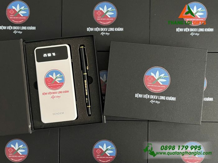 Bộ Quà Tặng (Pin Sạc & Bút Ký) - In Khắc Logo Bệnh Viện ĐKKV Long Khánh