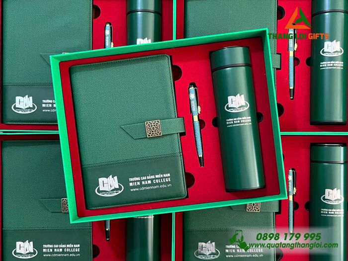 Bộ Quà Tặng (Sổ+ Bình+ Bút) Cao Cấp Màu Xanh Lá In Khắc Logo TRường Cao Đẳng Miền Nam