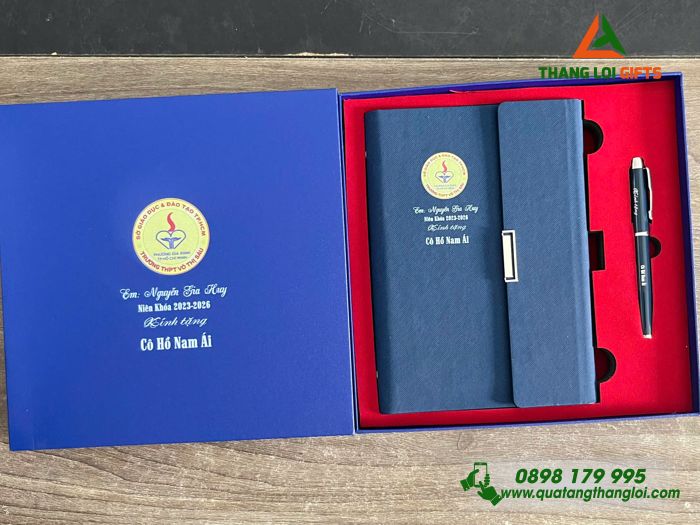 Combo Quà Tặng (Sổ & Bút) Màu Xanh - In Khắc Logo Trường THPT Võ Thị Sáu