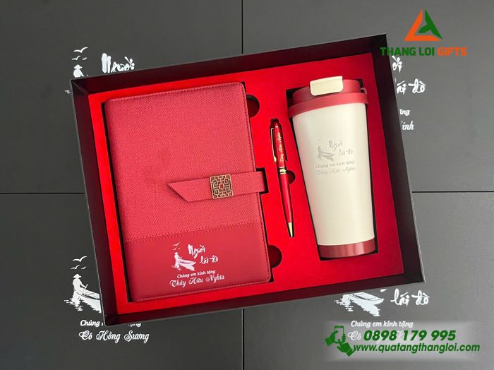 Giftset Màu Đỏ (Sổ+ Ly+ Bút) - In Khắc Hình Ảnh Người Lái Đò Làm Quà Tặng