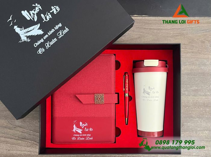 Giftset Màu Đỏ (Sổ+ Ly+ Bút) - In Khắc Hình Ảnh Người Lái Đò Làm Quà Tặng