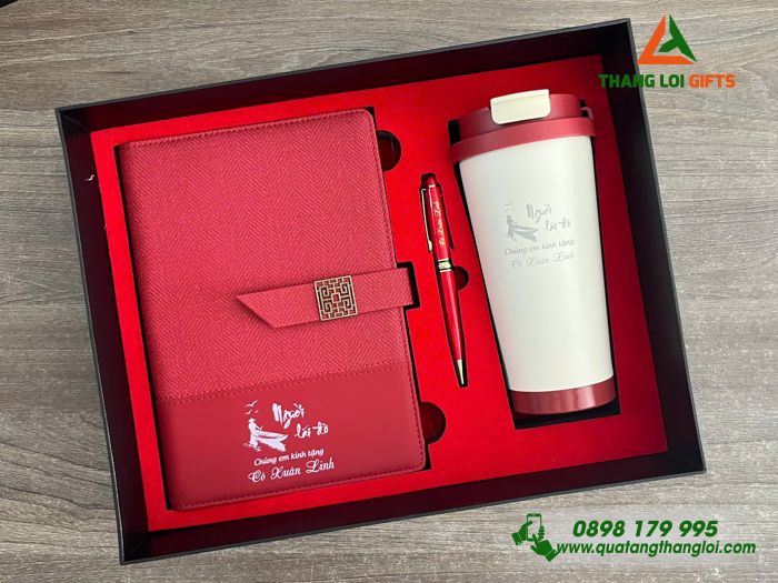 Giftset Màu Đỏ (Sổ+ Ly+ Bút) - In Khắc Hình Ảnh Người Lái Đò Làm Quà Tặng