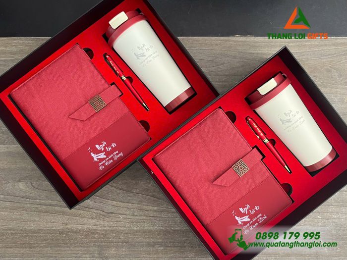 Giftset Màu Đỏ (Sổ+ Ly+ Bút) - In Khắc Hình Ảnh Người Lái Đò Làm Quà Tặng