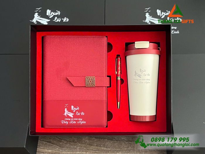 Giftset Màu Đỏ (Sổ+ Ly+ Bút) - In Khắc Hình Ảnh Người Lái Đò Làm Quà Tặng
