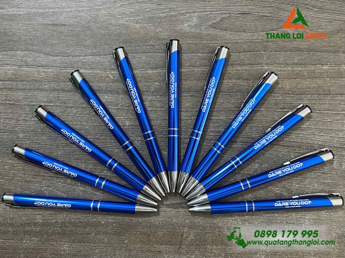 Bút Bi Kim Loại Bấm Màu Xanh - Khắc Tên Cuộc Thi DARE YOU DO Mùa 4 Năm 2026
