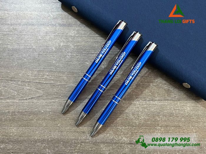 Bút Bi Kim Loại Bấm Màu Xanh - Khắc Tên Cuộc Thi DARE YOU DO Mùa 4 Năm 2026