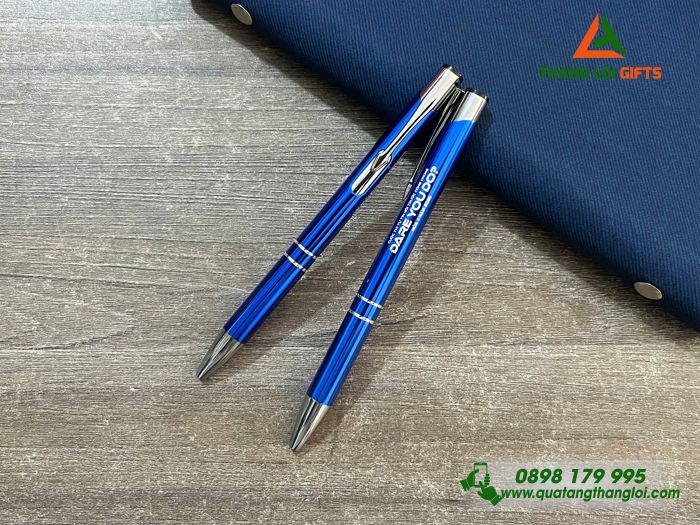 Bút Bi Kim Loại Bấm Màu Xanh - Khắc Tên Cuộc Thi DARE YOU DO Mùa 4 Năm 2026