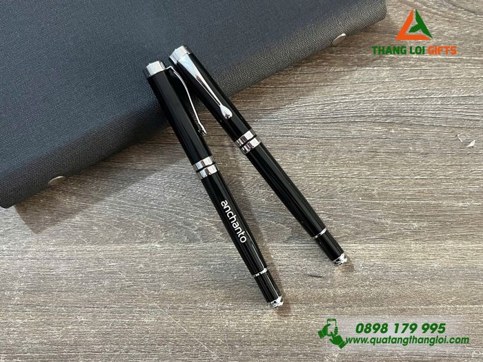 Bút Ký Kim Loại Nắp Màu Đen Khoen Bạc Khắc Logo Doanh Nghiệp ANCHANTO