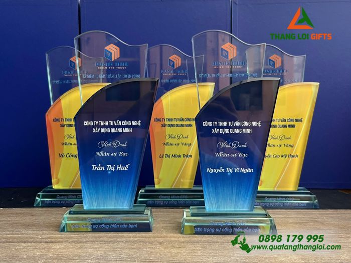 Cúp Pha Lê - In Logo Doanh Nghiệp Quang Minh Làm Quà Vinh Danh Nhân Viên